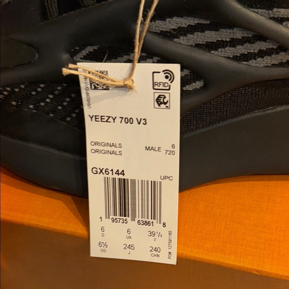 YEEZY 700 V3 'Dark Glow' 6.5 men = 8 women - Picture 5 of 8